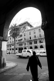 Image du Maroc Professionnelle de  Le boulevard Mohammed V (ex la gare). A droite le marché central de Casablanca figé depuis les années 30, il dispose de 3 entrées faisant face à l'hôtel Lincoln (immeuble Bossonneau) un des premiers bâtiment de 4 niveaux du boulevard de la gare (actuel boulevard Mohammed V) est abandonné aux intempéries depuis plusieurs années, un échafaudage est en cours d'installation contre la façade. Petit à petit L’hôtel Lincoln quitte ce monde. Construit par des matériaux poreux et sans étanchéité au début du 20e siècle. Déjà en 1989 suite aux accidents qui ont causé des morts et plusieurs blessés, le bâtiment a été vidé avec cessation de toute activités des commerces et cafés. Dimanche 11 Février 2007. (Photo / Abdeljalil Bounhar)